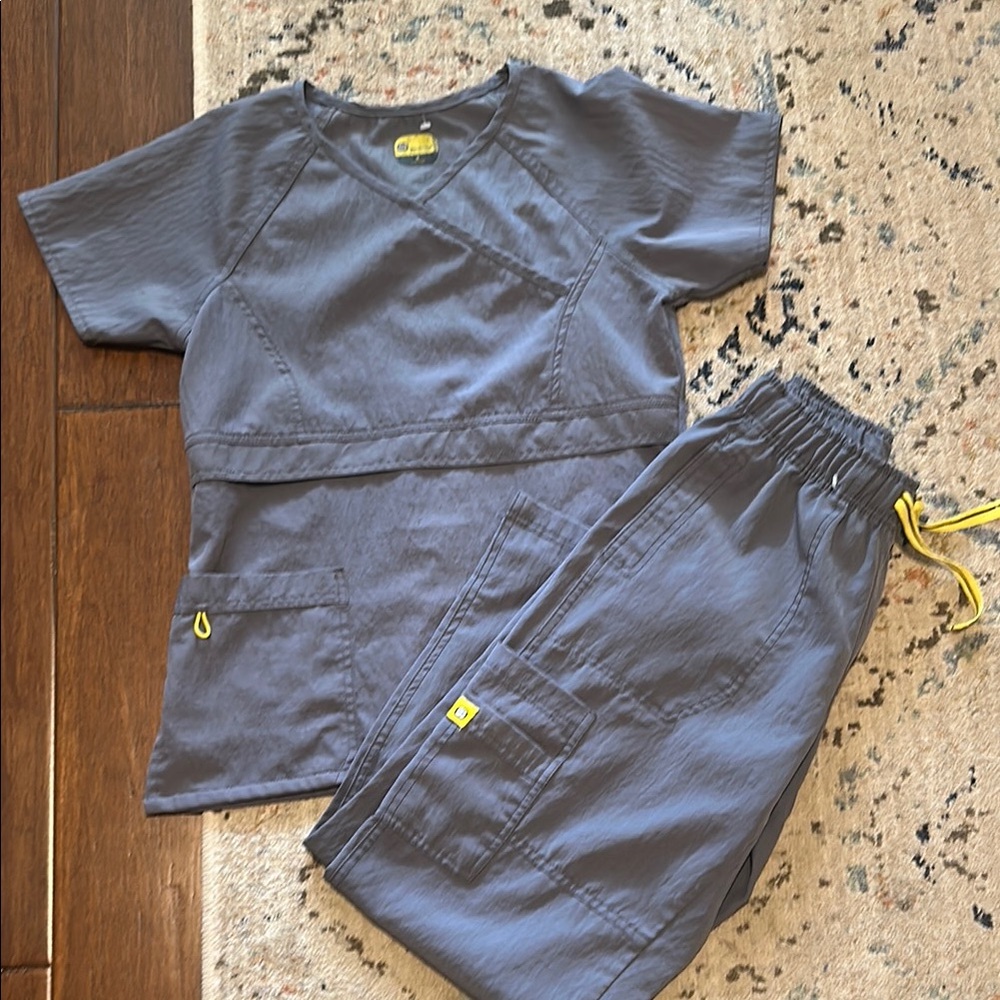 Wonderwink Gray scrub pants Small Petite and Scrub top So Comfy w/ Cargo pockets